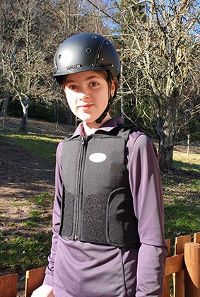 Ein Mädchen trägt den Rückenprotektor "PRECTO DYNAMIC FIT"